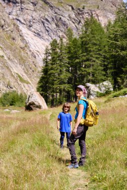 Oğluyla dağ yolunda bir annenin portresi, İtalyan Alpleri.