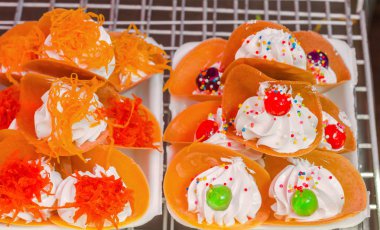 Bir açık piyasa içinde tepsi üzerinde Tay net Tart