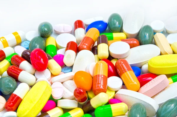 Stapel van pillen in witte geïsoleerde achtergrond — Stockfoto