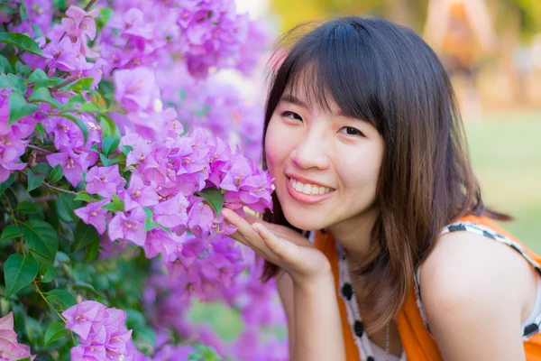 Menina tailandesa bonito é muito feliz com Kertas roxo — Fotografia de Stock