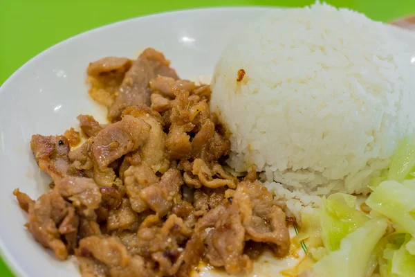Ris med stekt vitlök peppar fläskkött (thailändsk mat) — Stockfoto