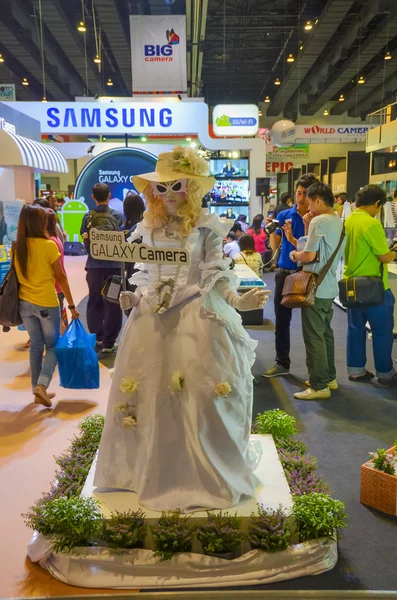 Samsung meisje mascotte ter bevordering van de Melkweg van Samsung camera in Thailand — Stockfoto