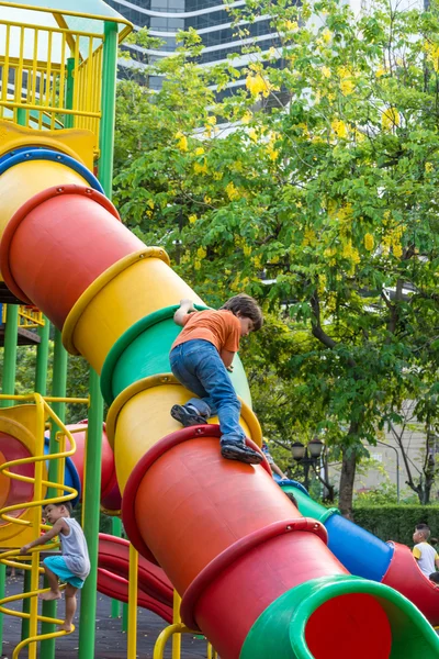 Perigo no parque infantil — Fotografia de Stock