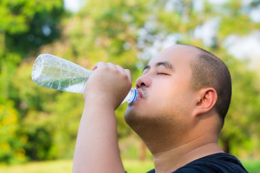 İçme suyu thirs ile kel bir kafa adamdır