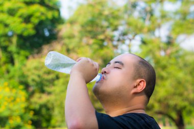 İçme suyu susuzluk ile kel bir kafa adamdır
