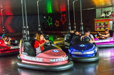 Çocuk bir eğlence parkında yumru araba oyun