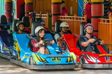 Tay insanlar perpare bir go-kart rac için