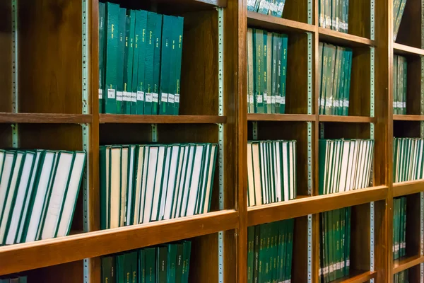 Libros verdes en la estantería de una biblioteca — Foto de Stock