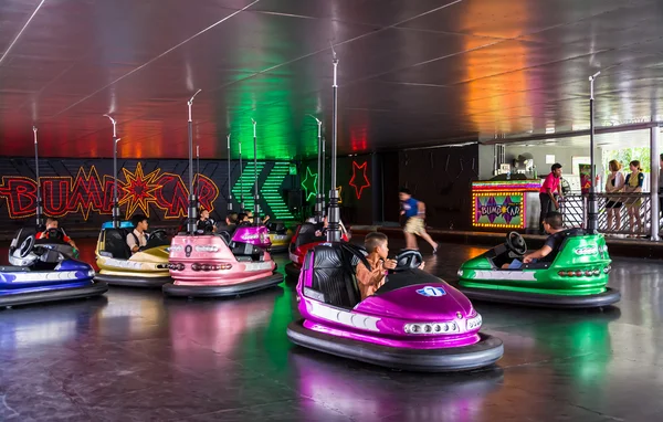 Los niños juegan a chocar el coche en un parque de atracciones —  Fotos de Stock