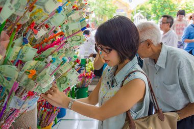 Taylandlı kadın Visakha Bucha günde Tayland'da bağışta bağış ağacında