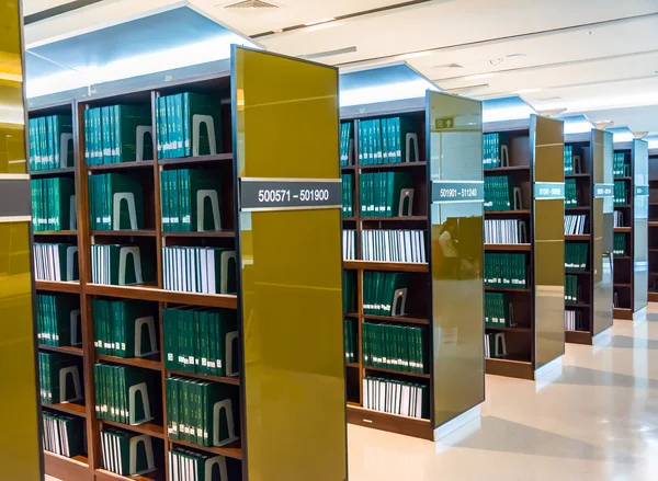 Rad med bokhyllor i en offentligt bibliotek interiör i universitet, full av kunskap — Stockfoto
