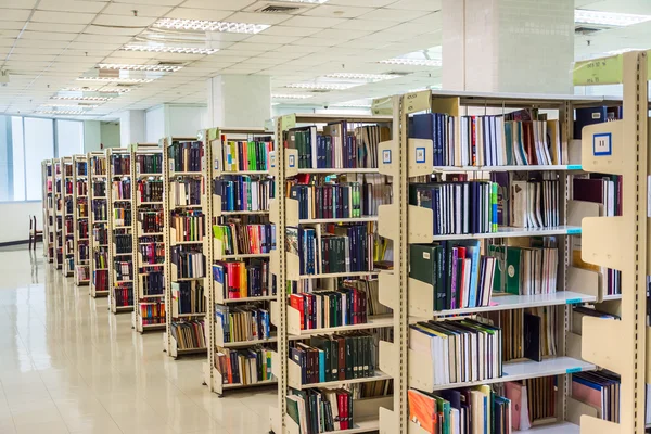 Rad med bokhyllor i ett offentligt bibliotek i universitetar, full av kunskap — Stockfoto