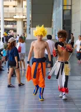 Bangkok, Tayland - 31 Mart: Bir kişi bir Ragnarok online karakter 3 Tay-Japonya anime Festivali olarak 31 Mart 2013 Bangkok'ta giyinmiş bir kişi ile birlikte Super Saiyan yürür gibi giyinmiş.