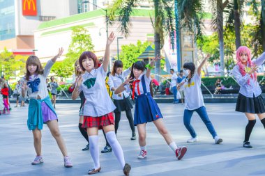 Bangkok, Tayland - 31 Mart: Grup Tay cosplayers 31 Mart 2013 tarihinde 3 Tay-Japonya anime Festivali genel göstermek için kapak kız gibi dans.