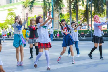 Bangkok, Tayland - 31 Mart: Grup Tay cosplayers 31 Mart 2013 tarihinde 3 Tay-Japonya anime Festivali genel göstermek için kapak kız gibi dans.