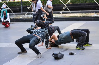 Bangkok, Tayland - 25 Mayıs: Erkekler fotoğrafçılar Oishi dünya Cosplay fantastik 7 garip bir jest olarak 25 Mayıs 2013 fotoğraf çekimi.