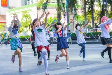 Bangkok, Tayland - 31 Mart: Grup Tay cosplayers 31 Mart 2013 tarihinde 3 Tay-Japonya anime Festivali genel göstermek için kapak kız gibi dans.