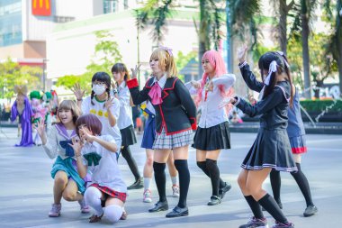 Bangkok, Tayland - 31 Mart: Grup Tay cosplayers 31 Mart 2013 tarihinde 3 Tay-Japonya anime Festivali genel göstermek için kapak kız gibi dans.