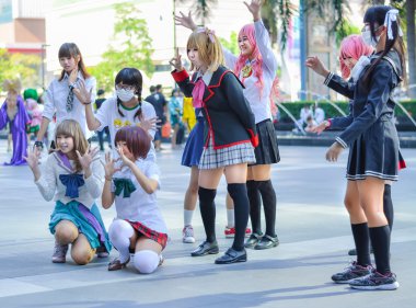 Bangkok, Tayland - 31 Mart: Grup Tay cosplayers 31 Mart 2013 tarihinde 3 Tay-Japonya anime Festivali genel göstermek için kapak kız gibi dans.