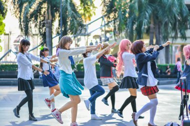 Bangkok, Tayland - 31 Mart: Grup Tay cosplayers 31 Mart 2013 tarihinde 3 Tay-Japonya anime Festivali genel göstermek için kapak kız gibi dans.