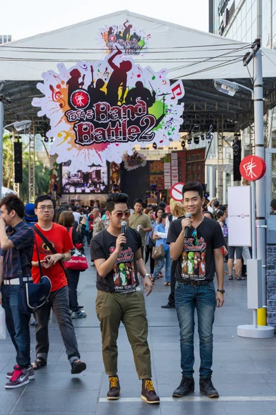 BANGKOK, TAILANDIA - 31 DE MARZO: Duo emcee anunciando en la entrada del festival 2nd Band Battle Concert el 31 de marzo de 2013 en Bangkok. El concierto se celebra para jóvenes artistas tailandeses . —  Fotos de Stock