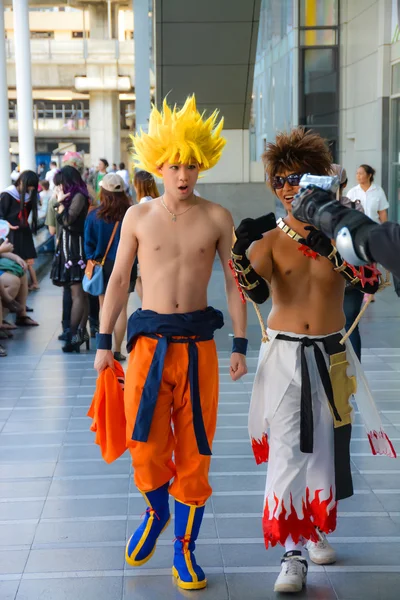 BANGKOK, TAILANDIA - 31 DE MARZO: Una persona vestida como Super Saiyano camina junto con una persona vestida como un personaje en línea Ragnarok en el 3er festival de anime tailandés-japonés el 31 de marzo de 2013 en Bangkok . —  Fotos de Stock