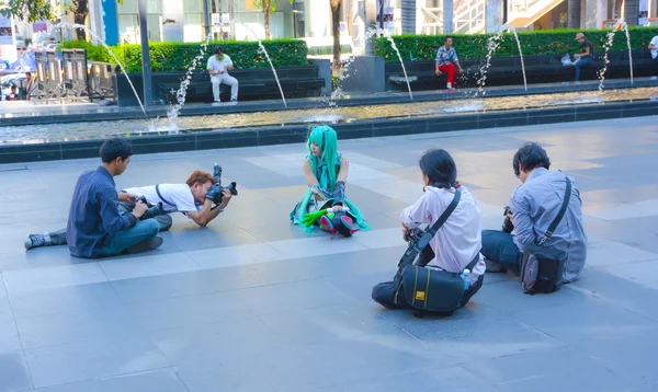 Bangkok, Thailand - 31 maart: Omringen fotografen een Thaise Miku laag in 3de Thai-Japan anime festival op 31 maart 2013 in Bangkok. Miku is een beroemde Japanse animatie-personage. — Stockfoto