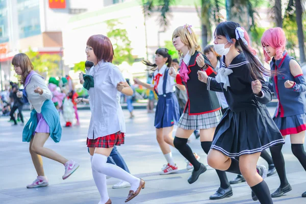 BANGKOK, THAILAND - 31 de março: Grupo de cosplayers tailandeses dançando como meninas de capa para show público no terceiro festival de anime tailandês-japonês em 31 de março de 2013 . — Fotografia de Stock