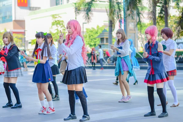 Bangkok, Tayland - 31 Mart: Grup Tay cosplayers 31 Mart 2013 tarihinde 3 Tay-Japonya anime Festivali genel göstermek için kapak kız gibi dans. — Stok fotoğraf