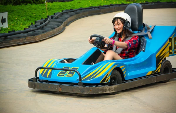 귀여운 아시아 태국 여자 놀이터 레이싱 트랙에서 카트 자동차 속도 함께 운전. 이동 카트는 인기 있는 레저 모터 스포츠. — 스톡 사진