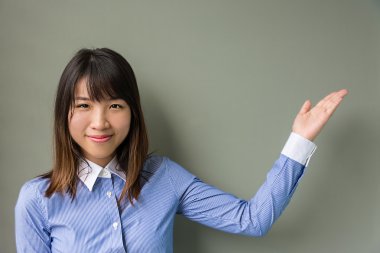 Asya Tayland office kız ya da işkadını gri grunge izole arka planda bir sunum jest poz