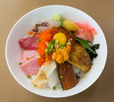 Sigorta primi taze çiğ-balık somon, ton balığı, kalamar ve yılan balığı sashimi kaz ciğeri ve Bıldırcın yumurta pirinç (Kaisen Don). Japon lezzetli mutfağı olduğunu.