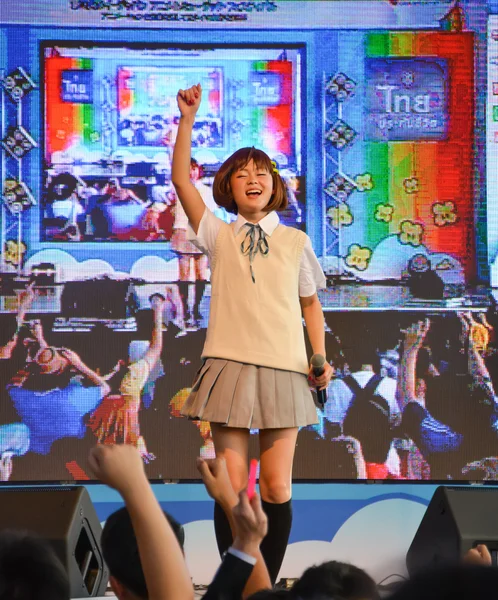 Kazumi od Sony Music wykonuje koncert w mundurek szkolny, — Zdjęcie stockowe