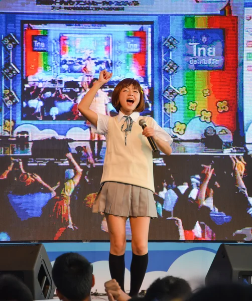 Kazumi od Sony Music wykonuje koncert w mundurek szkolny, — Zdjęcie stockowe