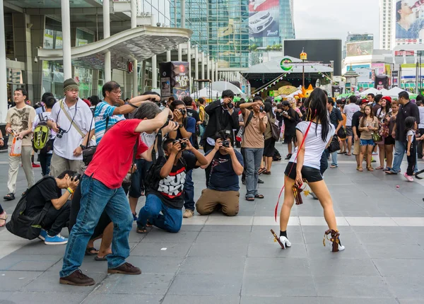 Los hombres fotógrafos están fotografiando cosplayer sexy . —  Fotos de Stock