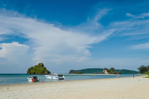 Beautiful beach shore and island paradise landscape for tourism at Krabii, Thailand. — Stock Photo, Image