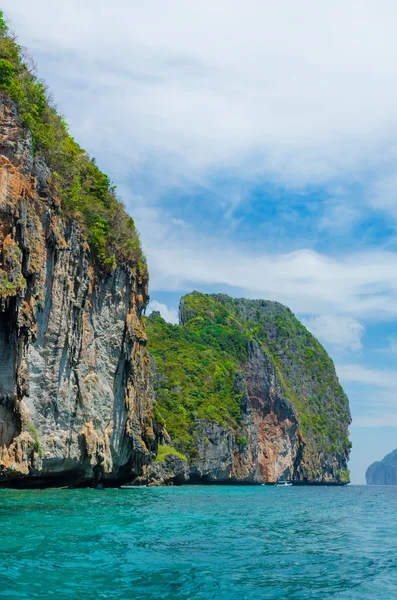 Great rocky mountain island for tourism in the sea at Krabii, Thailand. — Stock Photo, Image