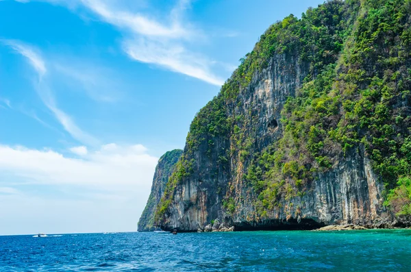 Great rocky mountain island for tourism in the sea at Krabii, Thailand. — Stock Photo, Image