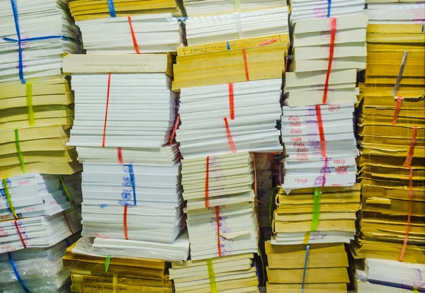 Stack di vecchi libri, file e documenti si accumulano insieme nel magazzino — Foto Stock