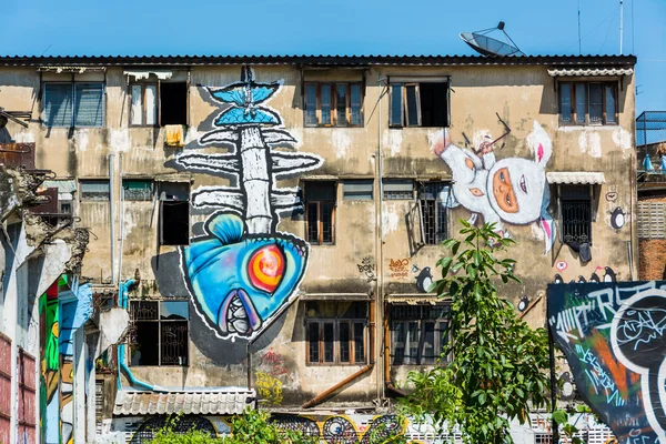 BANGKOK, THAILAND - 20 MARCH : Giant graffiti on abandon building of Bangkok on March 20, 2013. The building is leftover. — Stockfoto