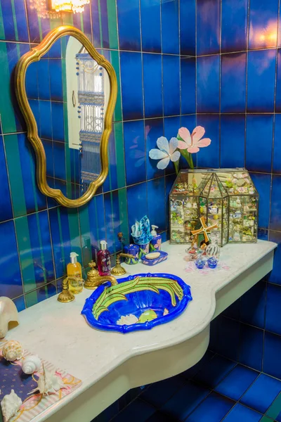 豪华厕所浴室配有金色的镜子和洗脸盆，布置在海洋风格的内饰，在有钱的富人房子 — 图库照片