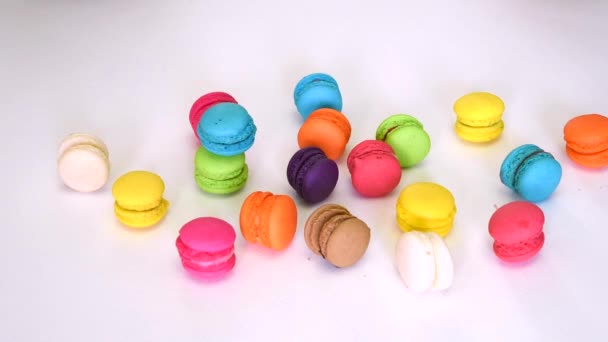 Primo piano di una persona mano fracassare e battere macaron colorato (macaron) cibo dolce e distruggere schiacciarlo con rabbia in piccoli pezzi su sfondo bianco isolato su 1920x1080 HD video di qualità . — Video Stock