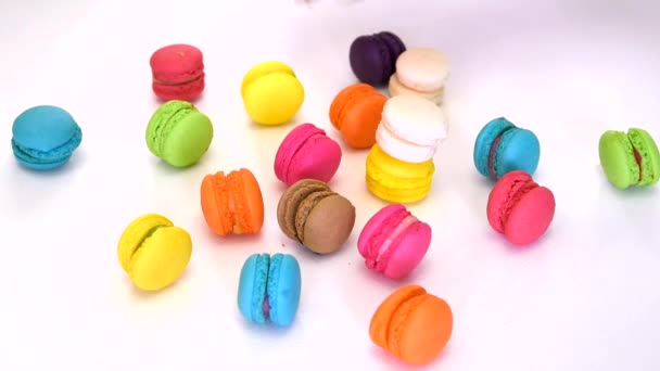 Vértes egy nő keze szedés és összehangolása színes Macaron (macaroon) desszert élelmiszer díszes dekoráció fehér elszigetelt hátteret 1920x1080 HD minőségű videó. — Stock videók