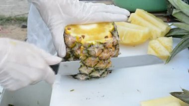 Nasıl Tayland süpermarket pazarında bir doğrama bıçağı ile bir ananas meyve soymak için Tayland'da satmak için 1920x1080 Hd kalite