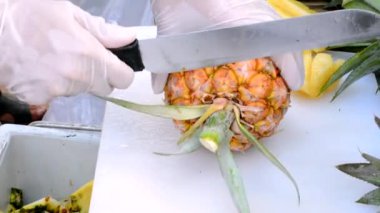 Nasıl Tayland süpermarket pazarında bir doğrama bıçağı ile bir ananas meyve soymak için Tayland'da satmak için 1920x1080 Hd kalite
