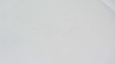 Tatlı çikolata topları tahıl kahvaltı akşam yemeği Mısır gevreği beslenme ile yığını Gida Sanayi üretimi için beyaz izole arka plan içine dökme.