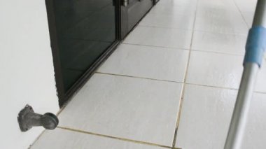 Hareketli bez paspas beyaz karo zemin temizlemek için kullanılır. Bez paspas temizlik ev işi için bir ev kadını ve hademe süpürme fırça ya da kir ve kapalı Binası Kat sıvı Lehçe araçtır.