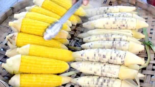삶은 신선한 증기 옥수수와 거미 옥수수 아시아 야외 시장에서 야채 곡물 유기농 식품은 판매 스톡 비디오에 손으로 선택됩니다 — 비디오