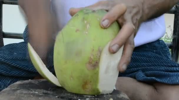 아시아 태국 어 네이티브 요리사는 HD에서 신선한 원시 코코넛 주스를 준비하는 정육점 칼로 코코넛 껍질을 자르는 방법을 보여줍니다. — 비디오