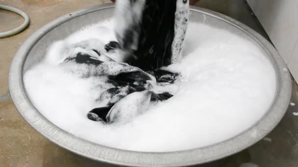 La ropa está siendo lavada a mano con agua detergente jabón en el lavabo de aluminio por una ama de casa asiática. (1920x1080 HD ) — Vídeos de Stock